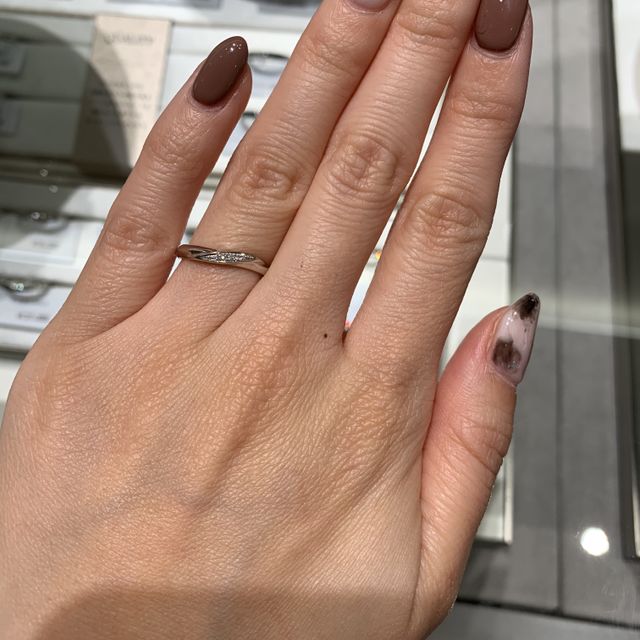 【アイプリモ(I-PRIMO)の口コミ】 動きのあるデザインのため、結婚指輪だけでも存在感のある指輪でした。重…