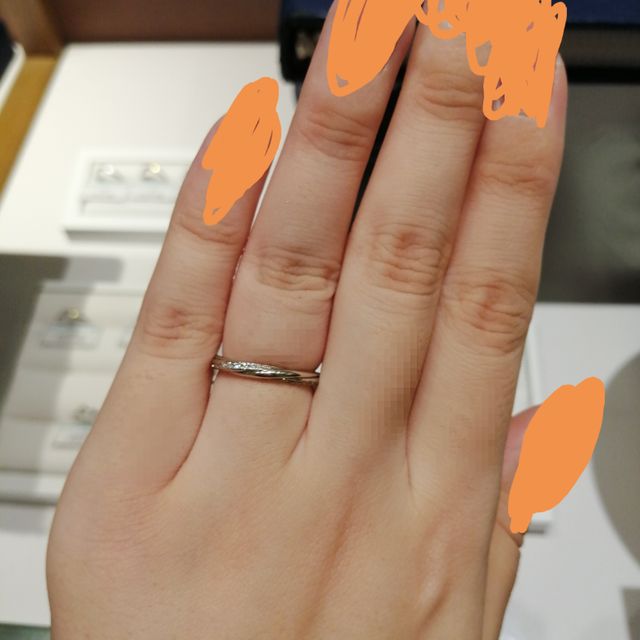 【銀座ダイヤモンドシライシの口コミ】 少し大人っぽいデザインでとても可愛かったです。
真ん中に斜めのダイヤが…