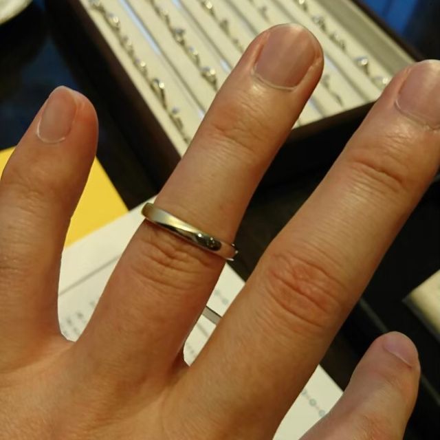 【ケイウノ ブライダル(K.UNO BRIDAL)の口コミ】 おすすめポイントは、艶消しが斜めに入っていて、指が長く見えることです…