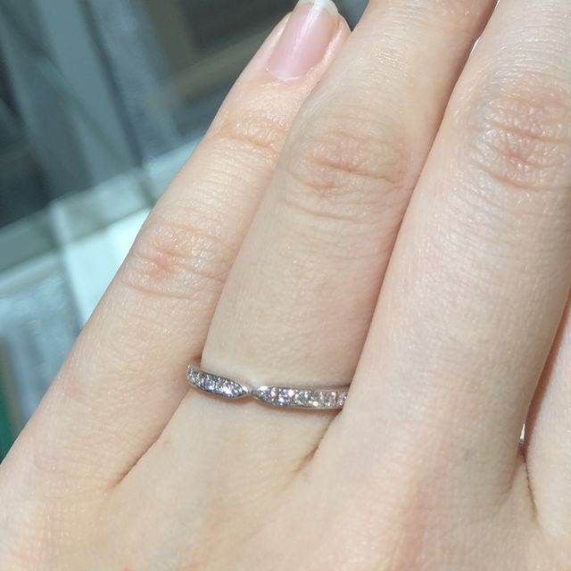 【DIYARTH(ディヤース)の口コミ】 こちらの指輪は婚約指輪など、真ん中に石のあるデザインと一緒に着けても…