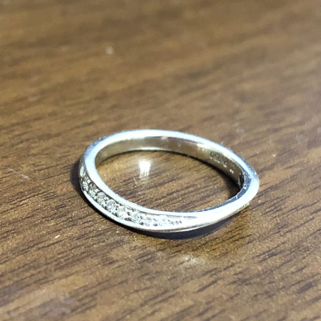 【4℃ BRIDAL(ヨンドシーブライダル)の口コミ】 指が細く見えるので細身のタイプを探していました。曲線になっていて繊細…