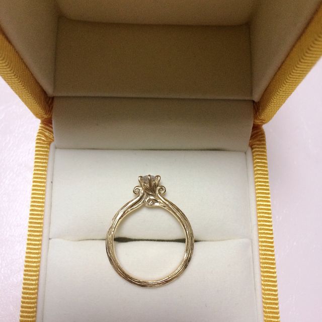 【ケイウノ ブライダル(K.UNO BRIDAL)の口コミ】 他ブランドでは見たことのない,樹木をイメージしたデザインに一目惚れしま…