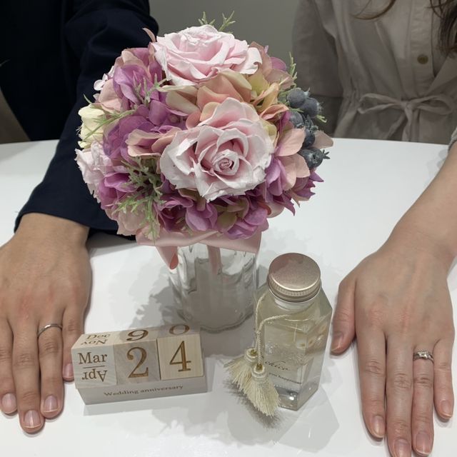 【4℃ BRIDAL(ヨンドシーブライダル)の口コミ】 2人で相談しシンプルで落ち着いた雰囲気の指輪を探していました。実際に指…