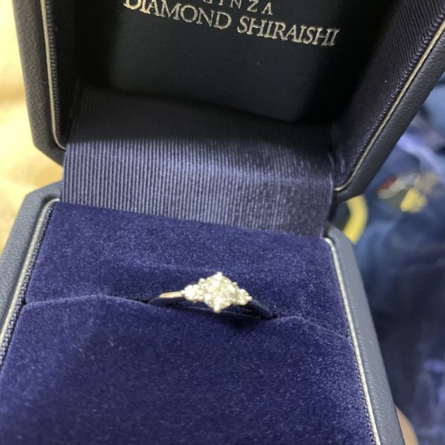 【銀座ダイヤモンドシライシの口コミ】 シンプルかつ、横についている2つのダイヤモンドが真ん中のダイヤモンドを…