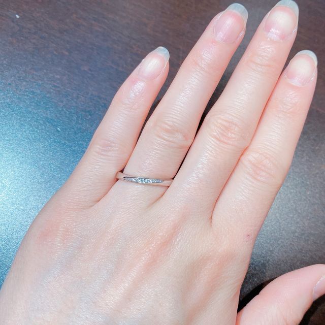 【TRECENTI(トレセンテ)の口コミ】 ストレートタイプで斜めにダイヤが入っているものを探していたのでこの指…