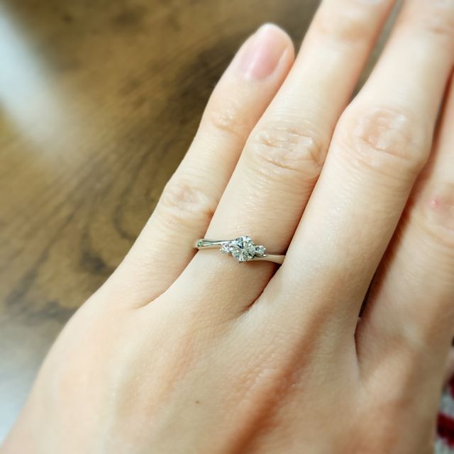 【アイプリモ(I-PRIMO)の口コミ】 あまり派手すぎず、普段使いも可能かどうかや、結婚指輪との重ね付けが可…