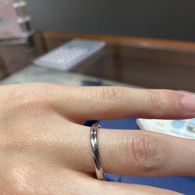 【銀座ダイヤモンドシライシの口コミ】 とにかくシンプルなものがよかったので、試着させていただきました。
ただ…