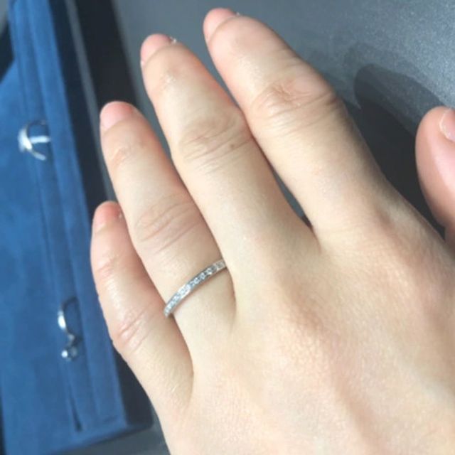 【4℃ BRIDAL(ヨンドシーブライダル)の口コミ】 ストレートに並んだメレダイヤの輝きがキレイな印象のリングです。シンプ…