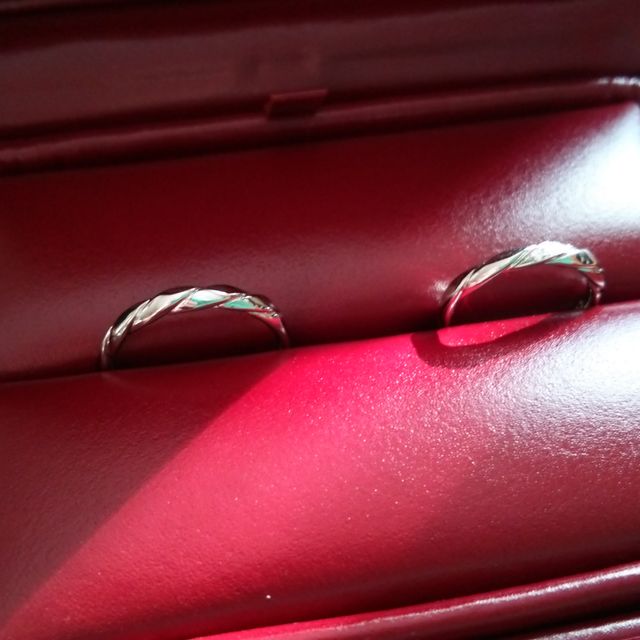 【モニッケンダム(MONNICKENDAM)の口コミ】 なんといってもデザインが素敵です。
捻りの入ったデザインはどこのブラン…