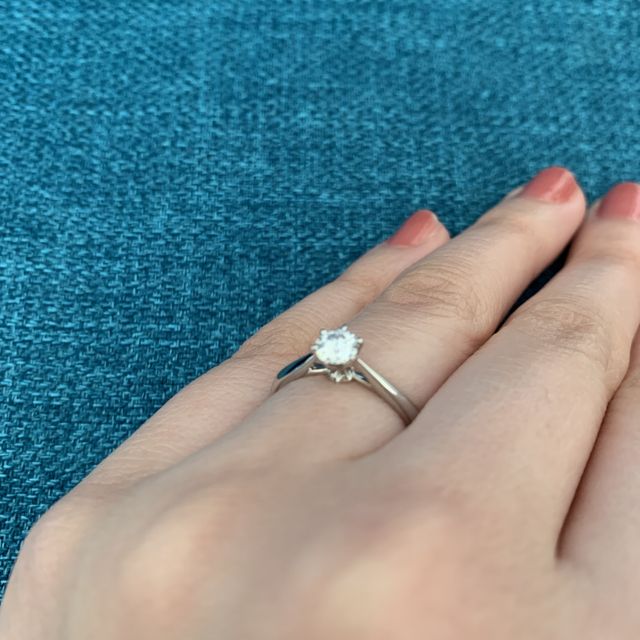 【銀座ダイヤモンドシライシの口コミ】 婚約指輪のダイヤモンドが、大きく1番輝いていたことと、シンプルで主張し…
