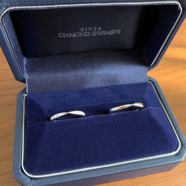 【銀座ダイヤモンドシライシの口コミ】 ダイヤモンドの多さ、光に当たった時の輝きの強さが非常に気に入った為購…