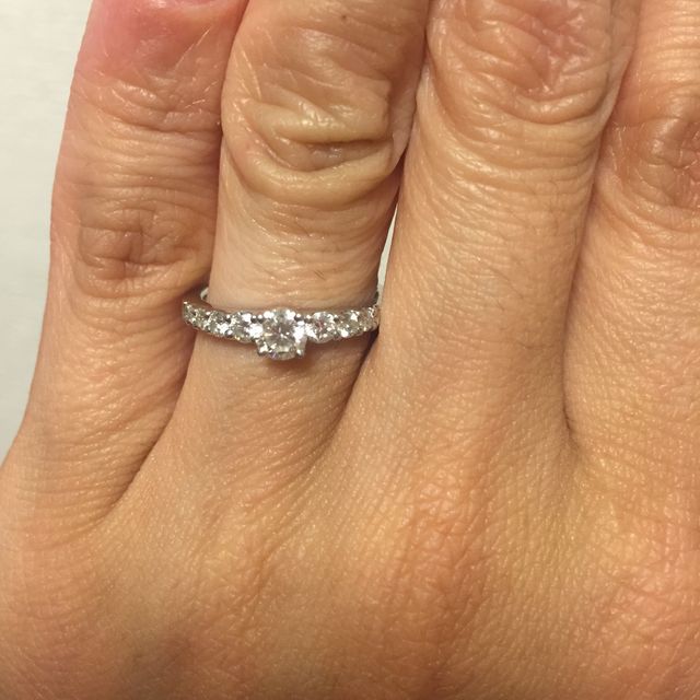 【ROYAL ASSCHER(ロイヤル・アッシャー)の口コミ】 初めはエンゲージリングは考えていませんでした。しかし、主人がやはりき…