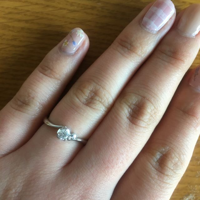 【4℃ BRIDAL(ヨンドシーブライダル)の口コミ】 留め具がお花のように見えるのがとても可愛いかったのてこれを選びました…