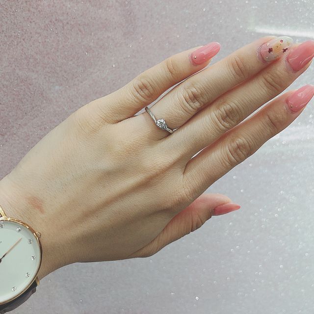 【アイプリモ(I-PRIMO)の口コミ】 細めで、捻れているタイプのものを探しました！ダイヤモンドの横に小さい…