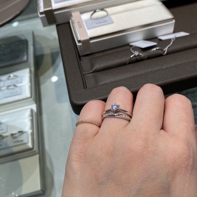 【アイプリモ(I-PRIMO)の口コミ】 婚約指輪は横から見たら大きいダイヤの下に3×3のメレダイヤが入って…