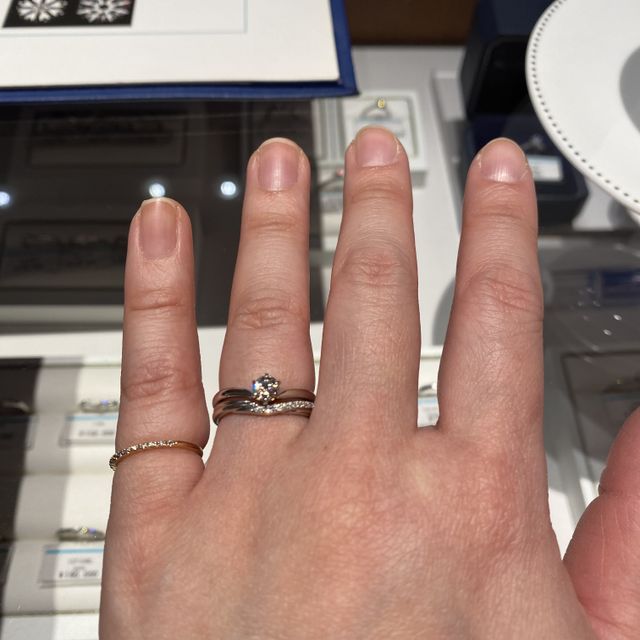 【銀座ダイヤモンドシライシの口コミ】 ダイヤモンドの輝きがどこよりもキレイなのが一番の決め手になりました。…