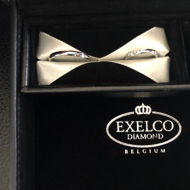 【エクセルコダイヤモンド(EXELCO DIAMOND)の口コミ】 ❰デザイン❱
S字やV字ではなく真っ直ぐの形にしました。
１周ダイヤモンド…