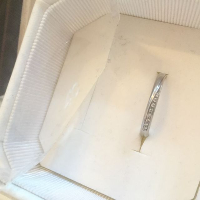 【4℃ BRIDAL(ヨンドシーブライダル)の口コミ】 私はシンプルかつ、洗練されて指がしなやかに見える指輪を探していました…