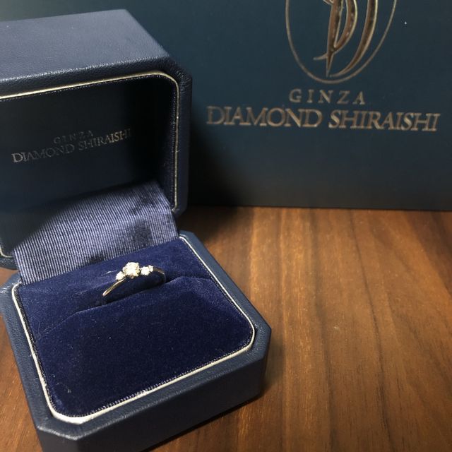【銀座ダイヤモンドシライシの口コミ】 他にも3店舗ほど指輪を見に行きましたが
こちらのお店のダイヤモンドが圧…