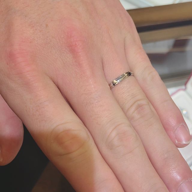 【カルティエ(Cartier)の口コミ】 シンプルなデザインで探していたのでこちらの指輪に惹かれました。
太さも…