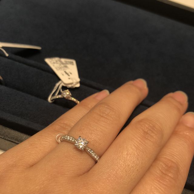 【4℃ BRIDAL(ヨンドシーブライダル)の口コミ】 ウェーブデザインですかサイドの石がしっかりと上を向くようにセットされ…