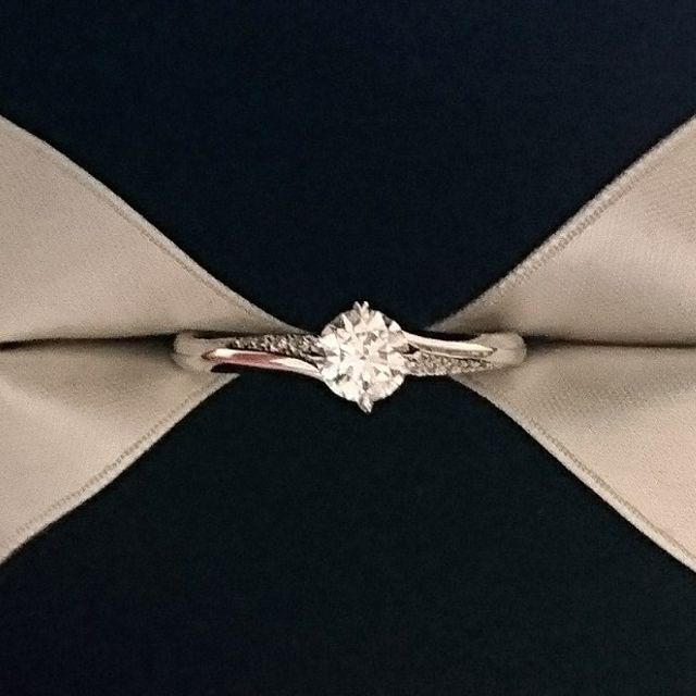 【エクセルコダイヤモンド(EXELCO DIAMOND)の口コミ】 シンプルだけれど他には無いようなデザインを求めて、出会ったのがこの指…