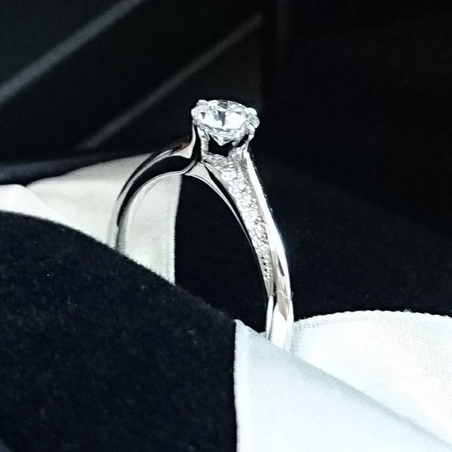 【エクセルコダイヤモンド(EXELCO DIAMOND)の口コミ】 シンプルだけれど他には無いようなデザインを求めて、出会ったのがこの指…