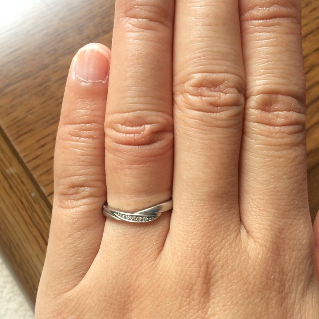 【4℃ BRIDAL(ヨンドシーブライダル)の口コミ】 選んだ理由は、指を少しでも長く見せたくて店員さんに相談したらシンプル…