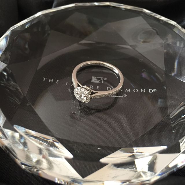 【ラザール ダイヤモンド(LAZARE DIAMOND)の口コミ】 ダイヤの輝き、デザインが決め手です。

セントパトリック28は、メレダイ…