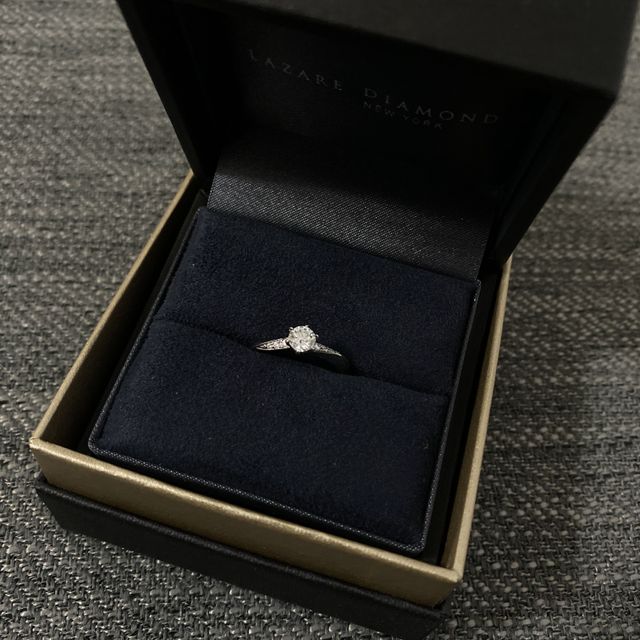 【ラザール ダイヤモンド(LAZARE DIAMOND)の口コミ】 王道のソリティアより、少しデザインがついて他の人と差が出るデザインを…