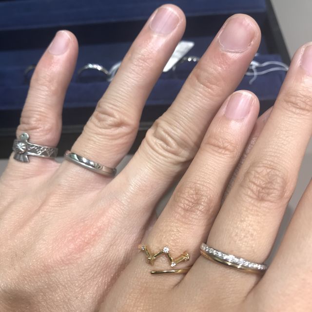 【4℃ BRIDAL(ヨンドシーブライダル)の口コミ】 ゴールドとハーフエタニティが合わさったタイプで、ダイヤのキラキラの華…