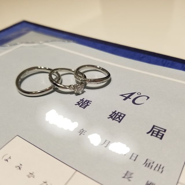 【4℃ BRIDAL(ヨンドシーブライダル)の口コミ】 婚約指輪、結婚指輪共に指が綺麗に見える細めのもの、リングがウェーブに…