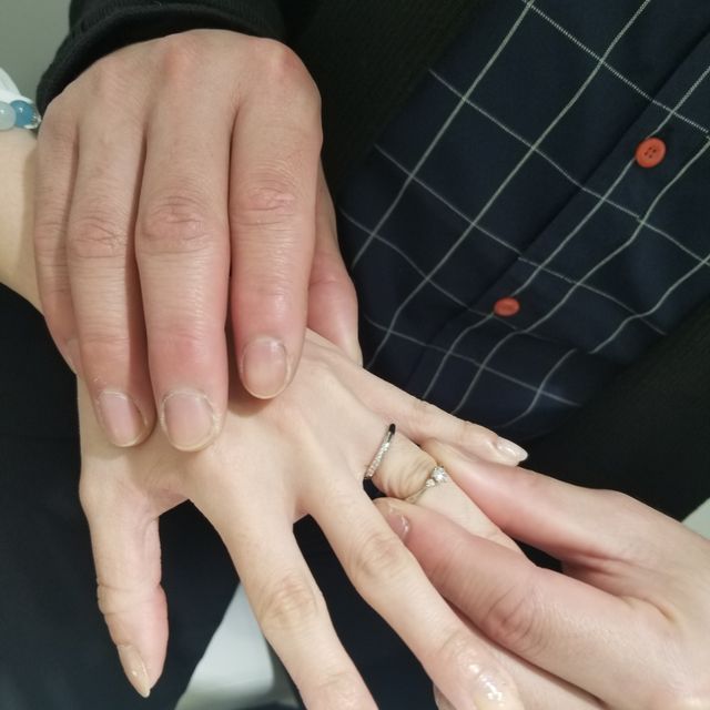 【4℃ BRIDAL(ヨンドシーブライダル)の口コミ】 婚約指輪、結婚指輪共に指が綺麗に見える細めのもの、リングがウェーブに…