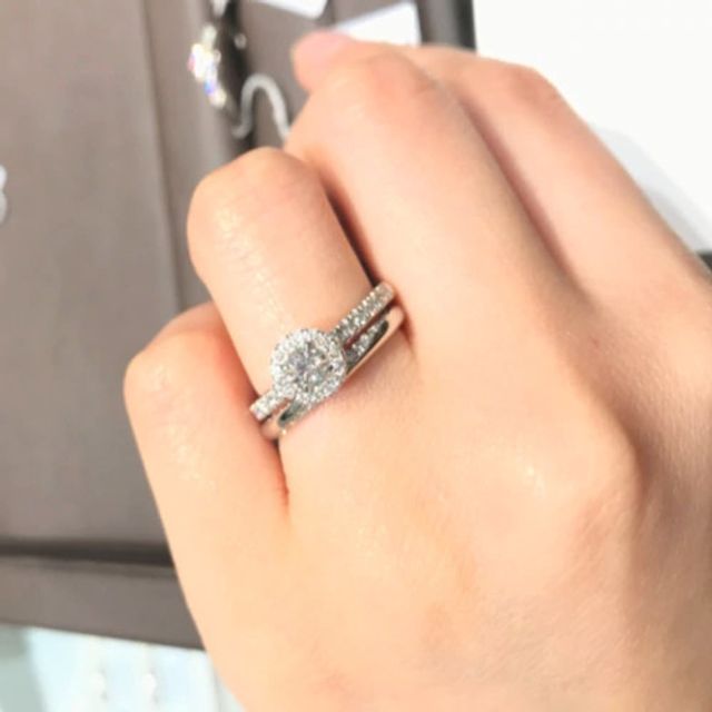 【アイプリモ(I-PRIMO)の口コミ】 華やかな印象の婚約指輪をメインに選んでいきました。メレダイヤに囲まれ…