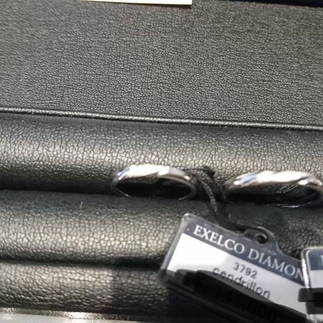 【エクセルコダイヤモンド(EXELCO DIAMOND)の口コミ】 この指輪は、女性のほうは斜めにダイヤモンドが入っています。また、男性…
