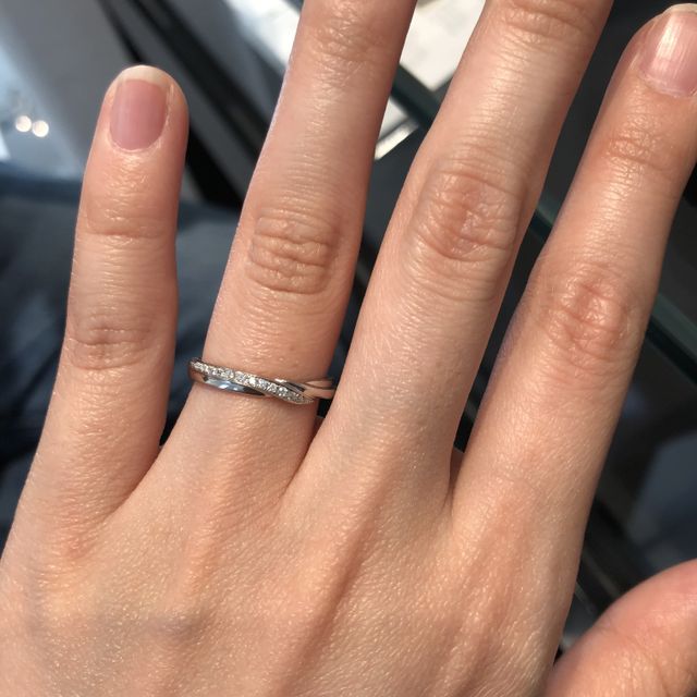 【エクセルコダイヤモンド(EXELCO DIAMOND)の口コミ】 とにかくダイヤの輝きがとても綺麗で素敵な指輪でした。指輪は他のブラン…