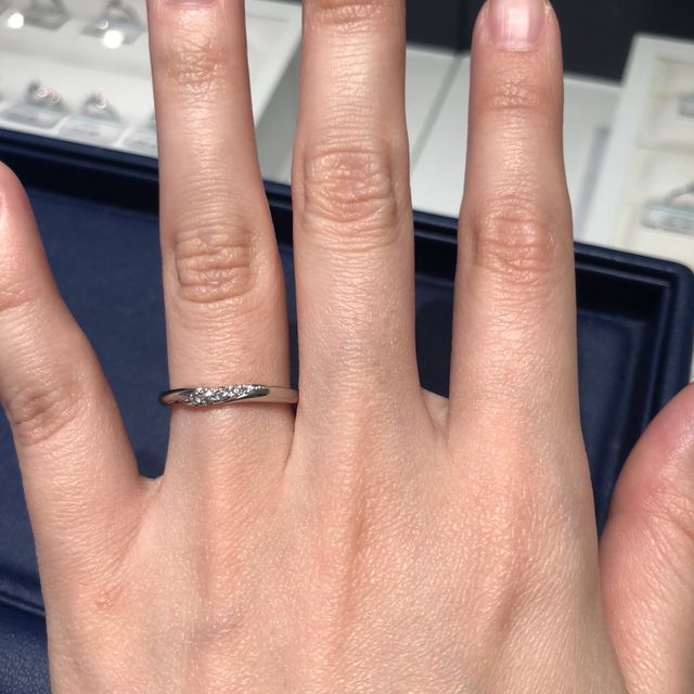 【エクセルコダイヤモンド(EXELCO DIAMOND)の口コミ】 とにかくダイヤの輝きがとても綺麗で素敵な指輪でした。指輪は他のブラン…