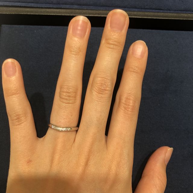 【4℃ BRIDAL(ヨンドシーブライダル)の口コミ】 ゆるやかなＵ字が指を長く綺麗に見せてくれる指輪だなと思いました。持っ…