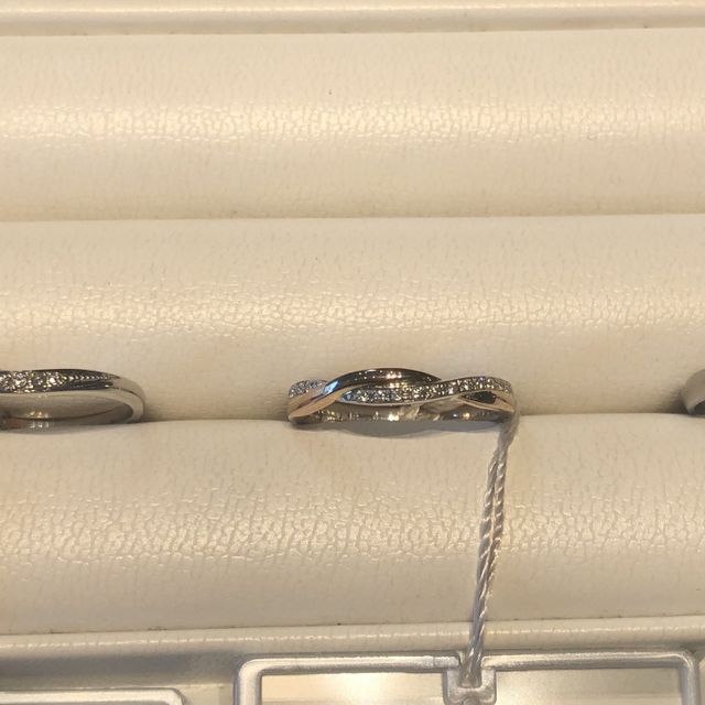 【I's stone(アイズストーン)の口コミ】 指輪が交差したデザインで、ダイヤがキラキラ輝いているのがとても気に入…