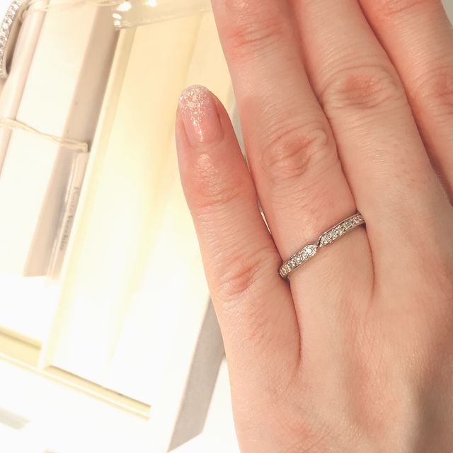 【Ponte Vecchio(ポンテヴェキオ)の口コミ】 中心にしぼりがあり、再度にはダイヤがちりばめられています。サイドまで…