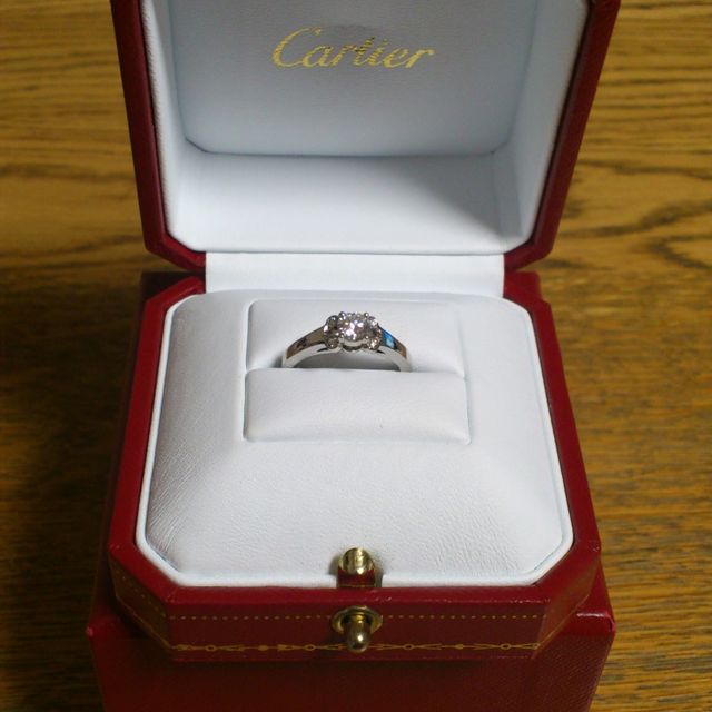 【カルティエ(Cartier)の口コミ】 プラチナでかわいらしい雰囲気と婚約指輪としての厳かさを兼ね備えた指輪…