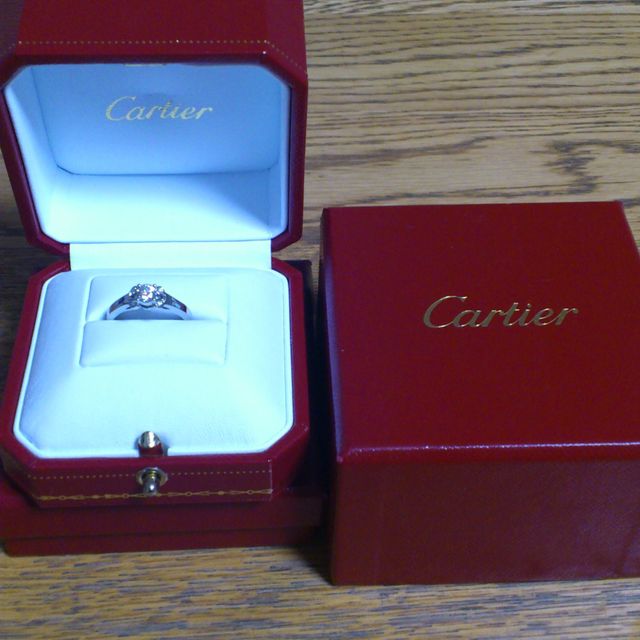 【カルティエ(Cartier)の口コミ】 プラチナでかわいらしい雰囲気と婚約指輪としての厳かさを兼ね備えた指輪…