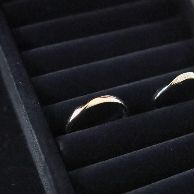 【銀座ダイヤモンドシライシの口コミ】 シンプルでウェーブが入ったデザインのものを探していて、いくつか試着し…