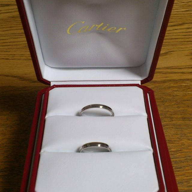 【カルティエ(Cartier)の口コミ】 婚約指輪と重ねてつけるつもりだったので、婚約指輪との相性も考えて同じ…