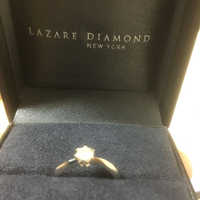 【ラザール ダイヤモンド(LAZARE DIAMOND)の口コミ】 シンプルなリング、受け部分が花柄のようになっている。リング裏に記念日…