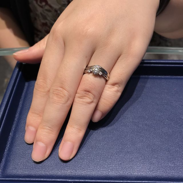 【銀座ダイヤモンドシライシの口コミ】 セットになったデザインがとても素敵でした。
形が、女性用男性用共にV字…