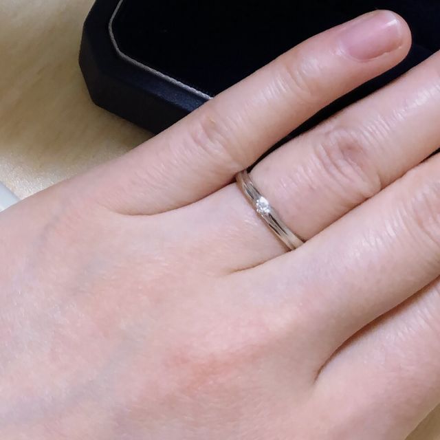 【銀座ダイヤモンドシライシの口コミ】 デザインが手と手を取り合いという2人の今後のことが込められているデザイ…