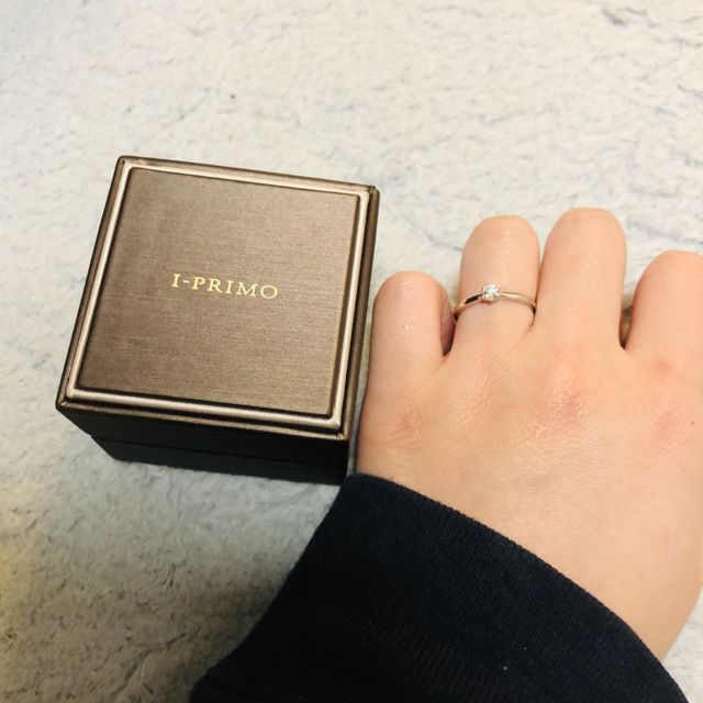 【アイプリモ(I-PRIMO)の口コミ】 ダイヤモンドの透明感がステキで、デザインがシンプルなため結婚指輪と併…
