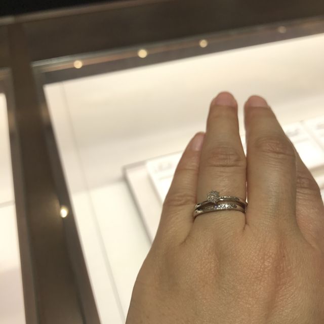 【俄(にわか)の口コミ】 雪のデザインの指輪を探していました。
こちらの商品は雪や桜、自然をテー…