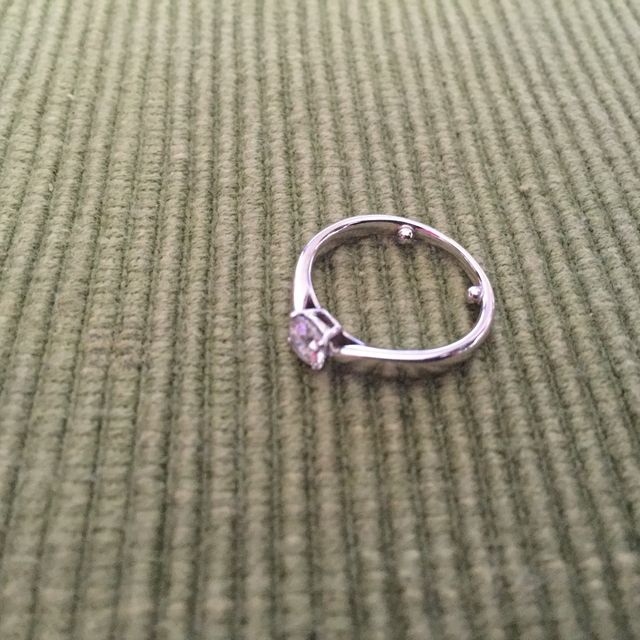 【ティファニー(Tiffany & Co.)の口コミ】 プラチナとダイアモンドが一粒タイプ、そしてダイアモンド部分があまり飛…